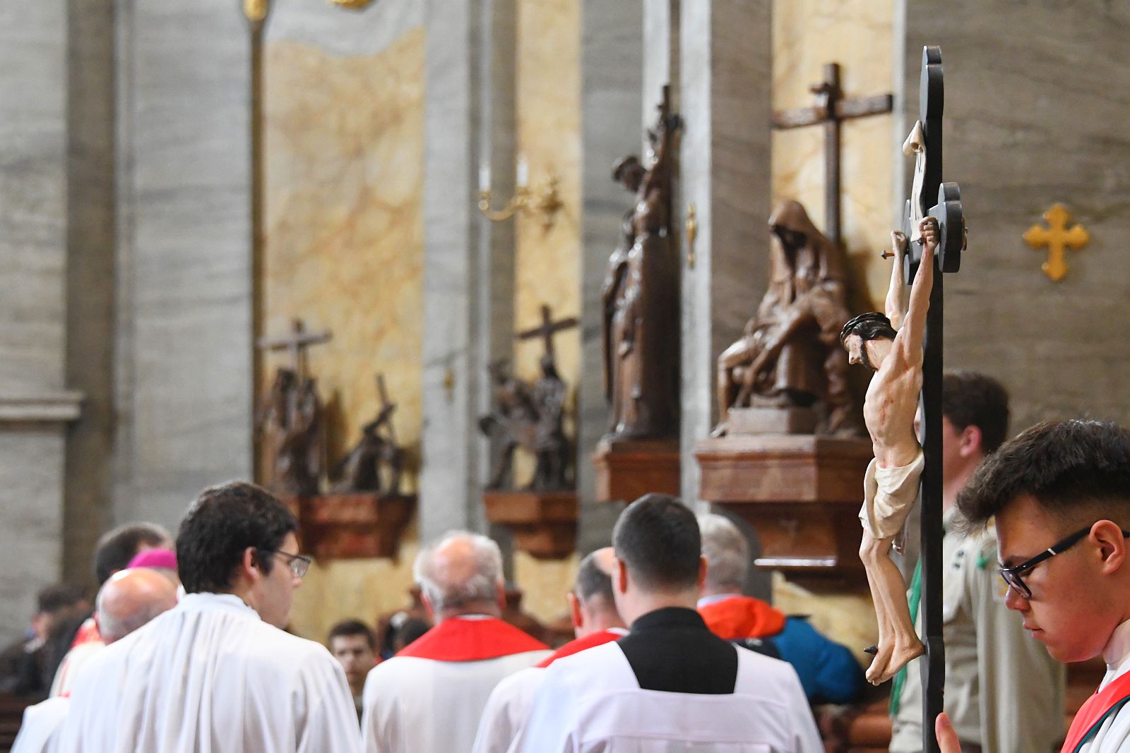 Nagypénteki közös városi keresztút a Bazilikában 2025.